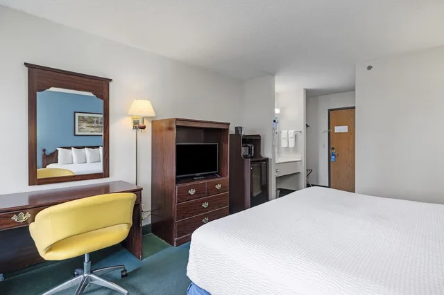 غرفة بسرير كينج لذوي الإعاقة، Days Inn By Wyndham Battlefield Rd/Hwy 65 3/10
