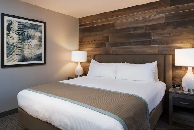 جناح ديلوكس بسرير كينج بغرفة نوم واحدة، Hotel Azure Tahoe 1/2
