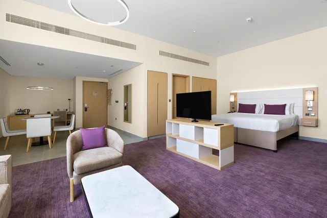 غرفة تنفيذية مع أريكة، Premier Inn Dubai Ibn Battuta Mall 1/2