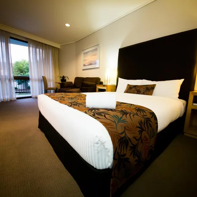غرفة تنفيذية، Sandown Regency 4/10