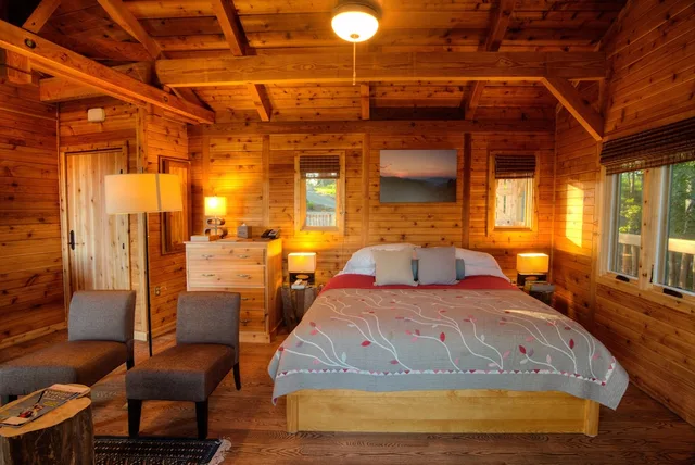 Tree House, King Bed, Primland 1/1