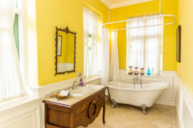 Five, Deluxe, King Bed, Living Area, Bathtub، Baan2459 Heritage House 4/4