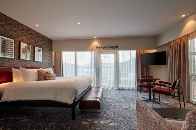Standard, Queen Bed, Outdoor Living Area, voco Leicester, an IHG Hotel 2/3