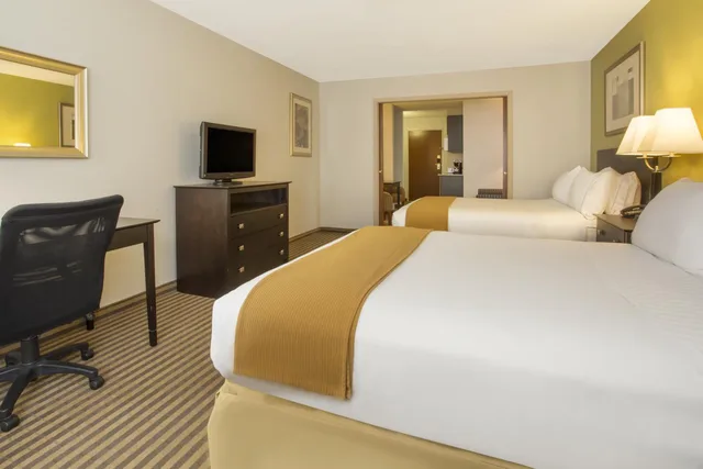 Suite, 2 Queen Beds, Holiday Inn Express Kalamazoo 1/2