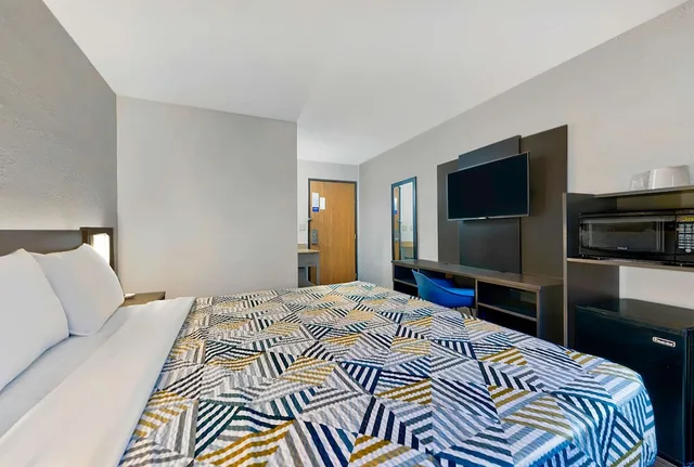 غرفة قياسية بسرير كوين، Motel6 Cedar Rapids, IA - Airport 3/4
