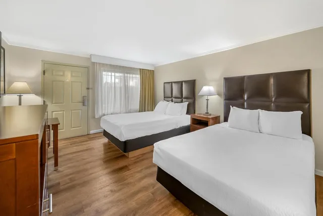 غرفة قياسية بسريرين كوين بشرفة، Best Western Plus Northwoods Inn 2/3