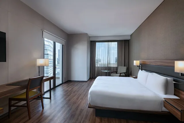 جناح بسرير كينج بغرفة نوم واحدة بحوض استحمام، AC by Marriott Mexico Santa Fe 1/2