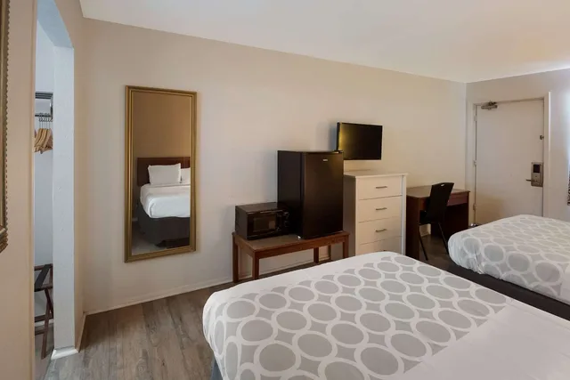 غرفة بسريرين مزدوجين، Rodeway Inn Brazil, IN 3/4