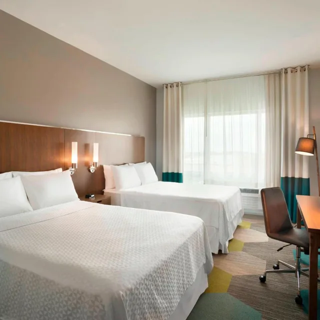 غرفة بسريرين كوين بحوض استحمام لذوي الإعاقة، Four Points By Sheraton Miami Airport 1/4