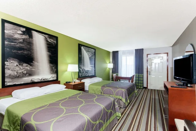 غرفة قياسية بسريرين كوين للمدخنين، Super 8 By Wyndham Clarksville Northeast 1/7