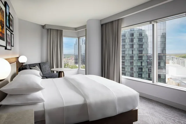 جناح تنفيذي بسرير كينج بغرفة نوم واحدة، JW Marriott Hotel Grand Rapids 2/6