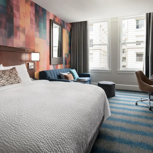 غرفة بسرير كينج مع أريكة بحوض استحمام لذوي الإعاقة، Courtyard Seattle Downtown Pioneer Square 1/4