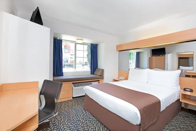 جناح بسرير كوين مع أريكة لذوي الإعاقة، Microtel Inn And Suites Morgan 1/3
