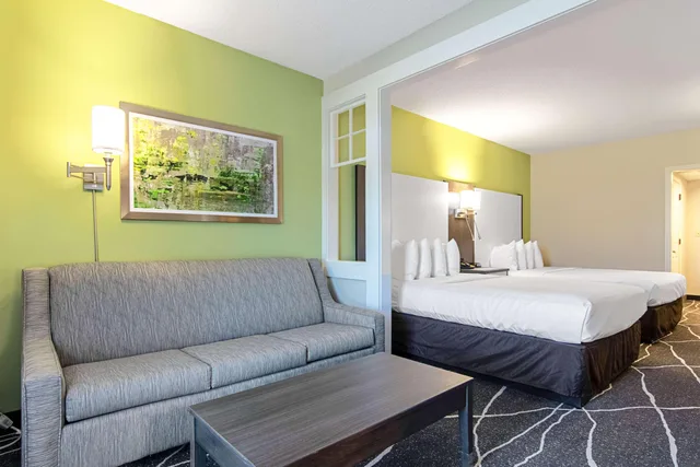 غرفة بسرير كوين، Clarion Inn Willow River 1/5