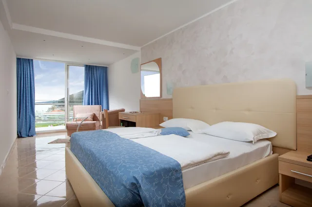 غرفة قياسية بسرير مزدوج أو سريرين منفصلين بإطلالة على البحر بشرفة، Hotel Mimosa - Lido Palace 9/10