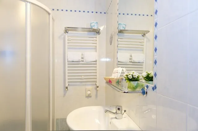 Room, Quadruple, Double and Twin Beds, St Pierre 8/8
