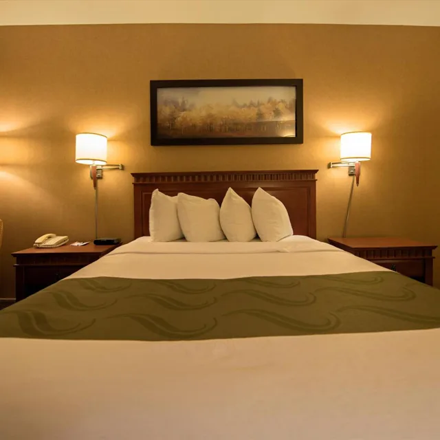 غرفة بسرير كينج وسرير كوين، Quality Inn & Suites P.E. Trudeau Airport 4/6