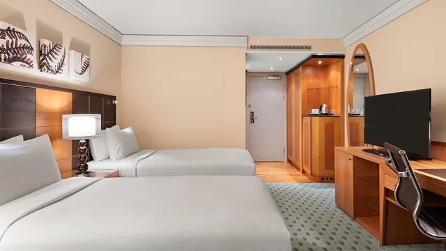 غرفة تنفيذية بسريرين منفصلين مع دخول صالة النادي، Hilton Dresden 2/6