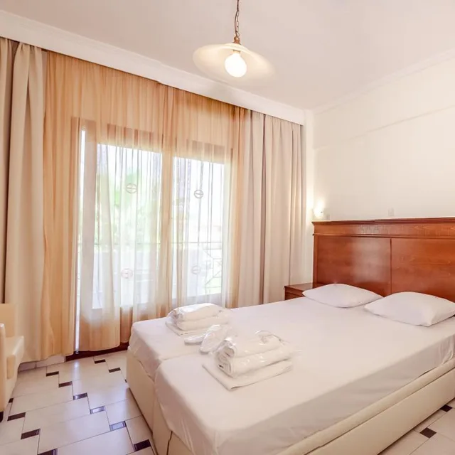 غرفة بسريرين منفصلين بإطلالة على المسبح، Tresor Hotel (ex Hanioti Palace) 1/8