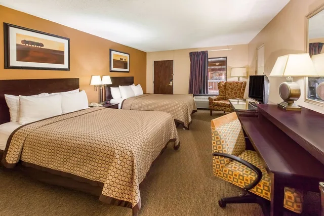 Standard, 2 Double Beds, Pool Side، Quality Inn & Suites Richfield 1/1