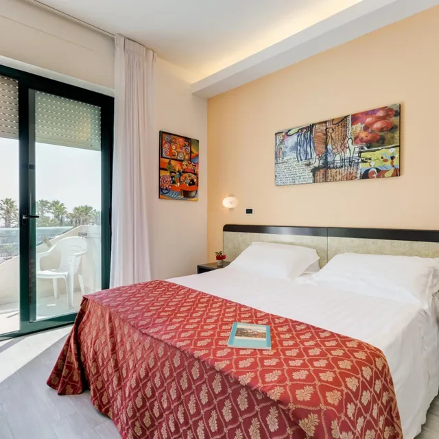 غرفة ديلوكس بسرير كوين وسرير فردي بشرفة، Hotel Europa 1/8