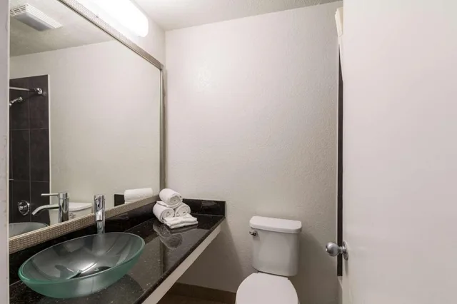 جناح بسرير كينج لغير المدخنين بمطبخ، Studio6 Arlington, TX 9/10