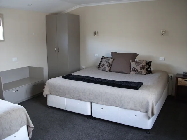 شقة تنفيذية بسرير كينج وسرير فردي بغرفة نوم واحدة، Scenicland Motels 1/5