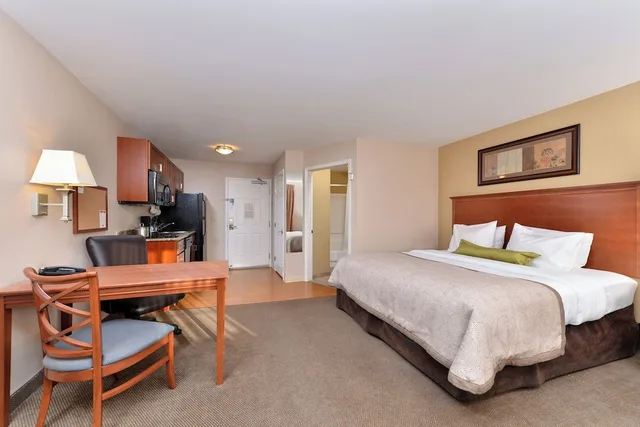 استوديو بسرير كوين، CANDLEWOOD SUITES WILLISTON 1/1