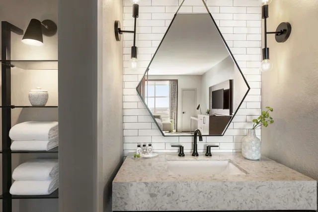 غرفة عصرية بسرير كينج لذوي الإعاقة، Hotel Alba Tampa Tapestry Collection By Hilton 5/5