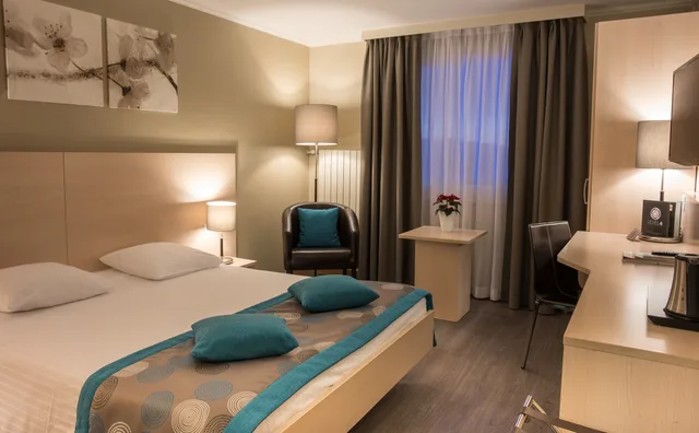 غرفة سوبيريور بسرير مزدوج بإطلالة على البحيرة، Everness Hotel and Resort 5/9
