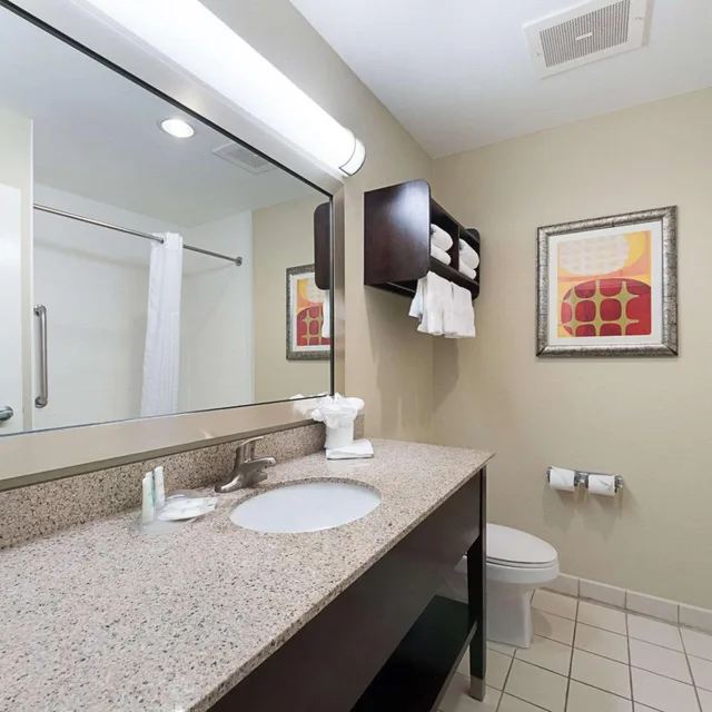 جناح بسرير كوين بإطلالة جزئية على البحر، Comfort Suites Beachside 10/10