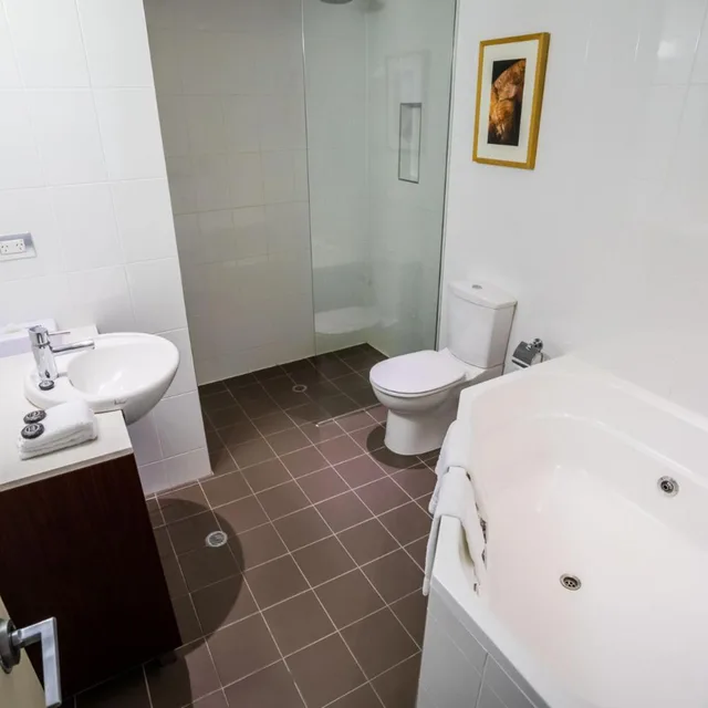 Spa, Suite, River View, Sofa، Amora Herencia Riverwalk Melbourne 4/5