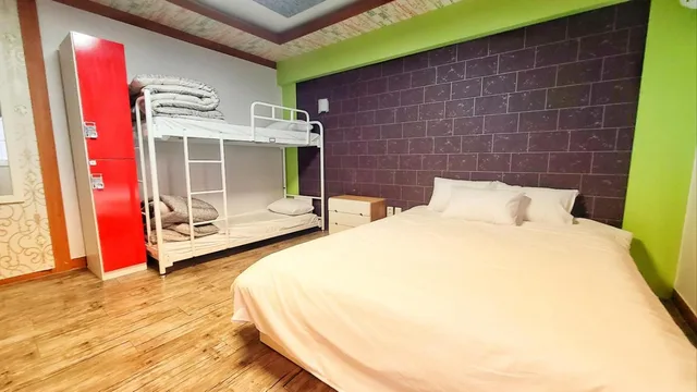غرفة رباعية بسرير بطابقين وسرير كوين بحمام خاص، Kimchee Busan Downtown Guesthouse 2/3