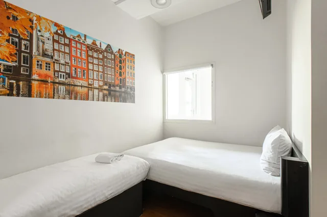 Family, Accessible, easyHotel Amsterdam City Centre 2/2