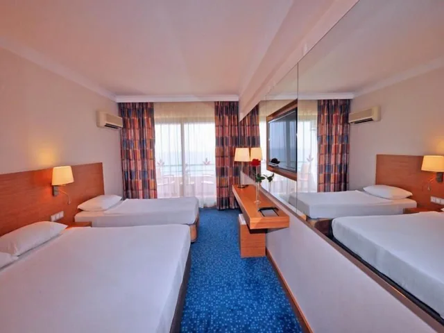 غرفة قياسية بسرير مزدوج وسرير فردي بإطلالة على البحر، Grand Efe Hotel 4/6