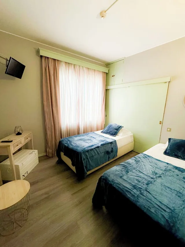 Multiple Bedrooms, Basic, Triple, 1 Double and 1 Single Bed, Accessible، Monaco 4/10