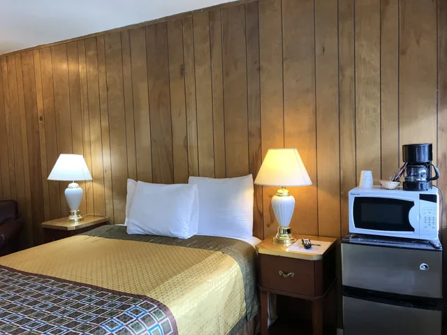 غرفة ديلوكس بسرير كينج، Cedar Inn & Suites 4/5