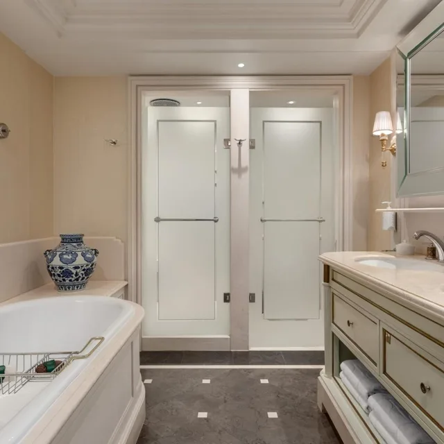 غرفة بشرفة، Shangri-La Paris 2/2