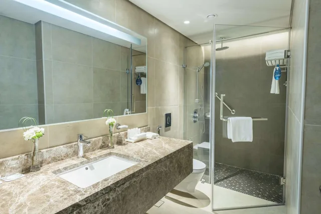 غرفة سوبيريور بسرير مزدوج بإطلالة جزئية على البحر، فندق راديسون بلو جدة كورنيش(RADISSON BLU HOTEL, JEDDAH CORNICHE) 4/4