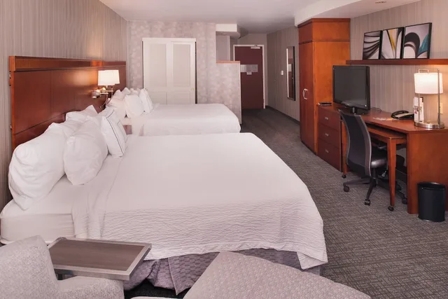 room, multiple beds، Courtyard Thousand Oaks Ventura County 1/4
