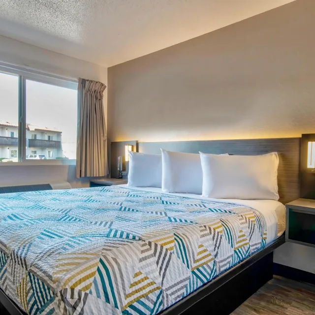 غرفة بسرير كينج للمدخنين، Motel6 Santa Fe, NM 2/7