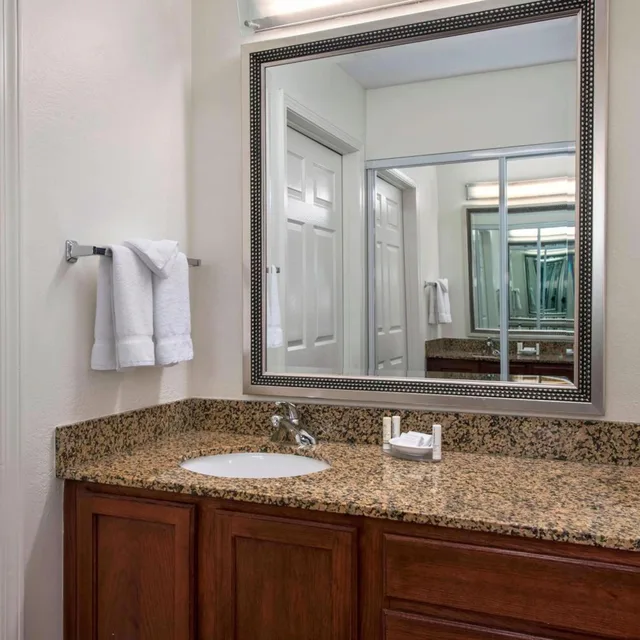 جناح بسرير كوين بغرفة نوم واحدة مع أريكة بحوض استحمام لذوي الإعاقة، Residence Inn Somerset 1/3