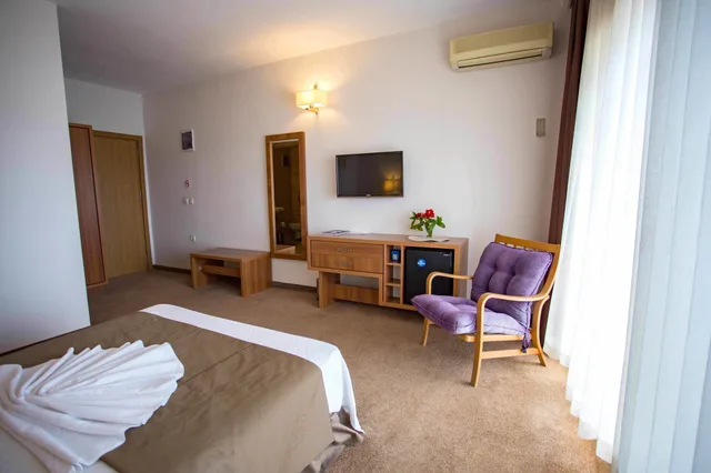 غرفة بسرير مزدوج بإطلالة على البحر، Melis Otel 2/6