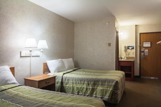 غرفة قياسية بسريرين مزدوجين، Motel6 Madison, WI - East 1/7