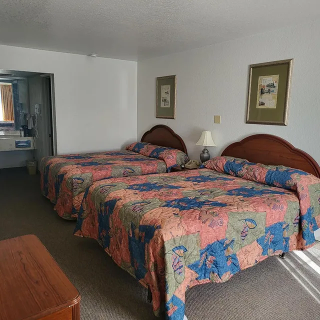 غرفة قياسية بسرير كوين، Blue Ribbon Inn and Suites 1/5
