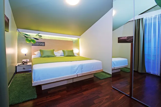 غرفة ديلوكس عائلية بسرير كينج بإطلالة على المسبح بشرفة مع أريكة، Boutique Hotel Bol 1/3