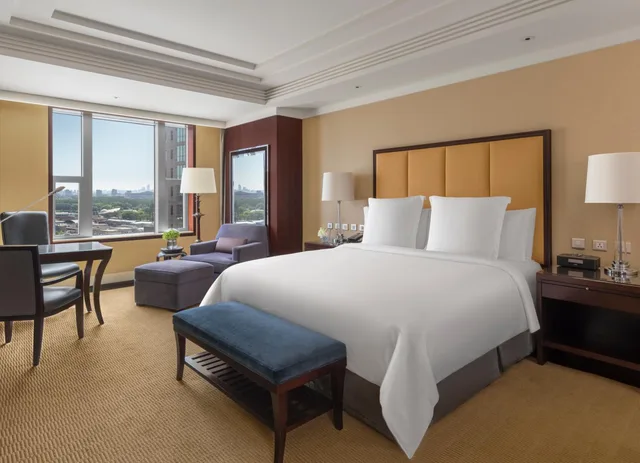 غرفة ديلوكس بسرير كينج وسرير كوين بإطلالة على المدينة، Four Seasons Hotel Beijing 1/3