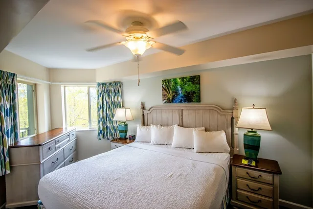 غرفة كلاسيكية بسريرين منفصلين وسرير كينج بغرفتي نوم مع أريكة، Laurel Point Resort 2/6