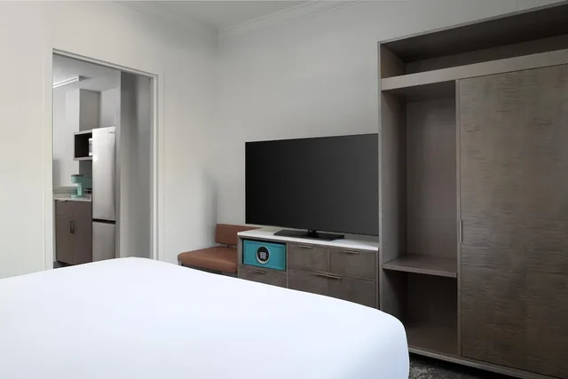 Redesigned, Suite, King Bed، Hilton Suites Boca Raton 7/10