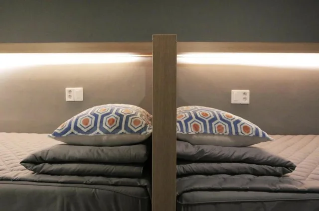 غرفة قياسية بسريرين منفصلين بحمام مشترك، Blueboat Hostel Jeonju 2/6